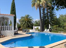 Casa Paraiso Logement living cuisine 2 chambres bains espaces extérieurs privés jardin et piscine près des PLAGES de FUSETA et de la RIA FORMOSA, hotel in Moncarapacho