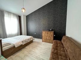 Guest House PIROSMANI, hotel with parking in Tsqnetʼi