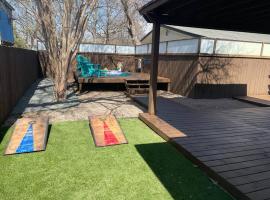 Brentwood de Maria -Cowboy Pool & Dog Friendly, holiday rental in Austin