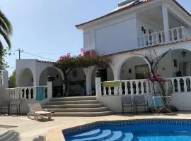 Studio de la Casa Paraiso avec, en plus, une terrasse privative extérieure semi couverte équipée d'un salon d'un coin repas d'une kitchenette, la grande piscine et les jardins sont partagés, à proximité des plages de FUSETA et de la RIA FORMOSA