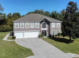 Spacious 6BR Pool Home in Ocala, hotel in Marion Oaks