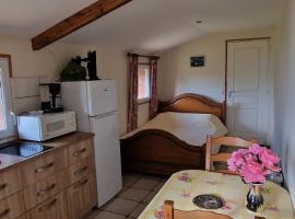 AU Bosquet fleuri, farm stay in Cosges