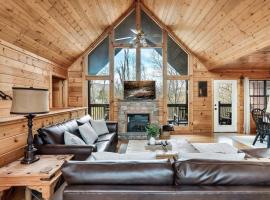 Kate's Cabin - 3 min to Dollywood! Cabin with Hot tub, Game Room, and Resort Pool!, Hotel in Sevierville