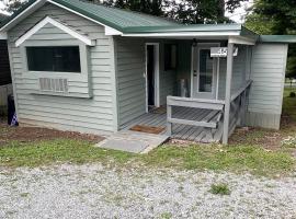 Family Cabin with Bunk Beds、Pipestemのホテル