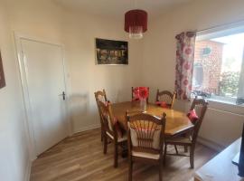 Polly's Place - A lovely 3 bed first floor flat, near to beach with free parking, pet-friendly hotel in Clacton-on-Sea