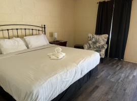 JI5, King Guest Room at the Joplin Inn at entrance to the resort Hotel Room, hotel i Mount Ida