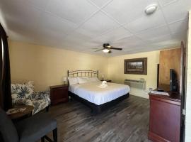 JI6, King Guest Room at the Joplin Inn at entrance to the resort Hotel Room, hotel con piscina en Mount Ida