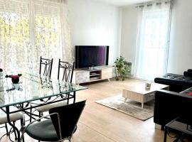 Grand logement familial , Paris, Stade de France , métro , parking gratuit, hotel with parking in Saint-Denis