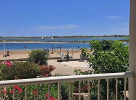 Au bord de la plage du Grazel, Hotel in Gruissan