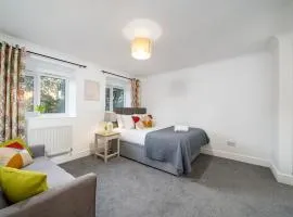 COZY 3 Bed House With Garden & Parking in Rochester, Kent Mins to Train Station, WiFi
