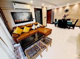 8th Floor 2brs Penthouse 700m Walk To Ekkamai Bts station, hotel in Khlong Toei