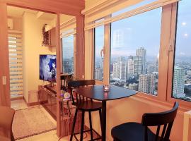 Cozy Penthouse 2BR Suite w Balcony - Amazing Manila Bay View and City Skyline near MOA, Hotel in Manila