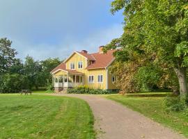 Awesome Home In Trans With Wifi And 6 Bedrooms, villa i Tranås