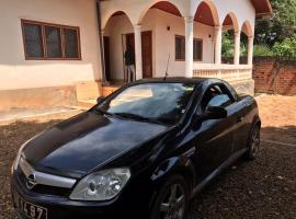 Villa Sophie &agrave; Sassara Pk 12 Bangui, hotel con estacionamiento en Bangui