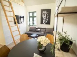 Vibrant apartment on bustling street, above a restaurant - Perfect for tourists,
