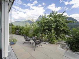 Chasa Emerita Moderne 3,5-Zimmer Terrassenwohnung mit Panoramablick, Ferienunterkunft in Scuol