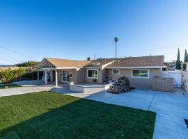 Modern 3 King Beds, Beautiful Large Backyard, WFH, Long Stays, Waterfall, WI-FI, FWY, 25 mins to Beach, hotelli kohteessa Thousand Oaks