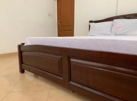 One Cozy Bedroom in a shared apartment, hotel in Kumasi