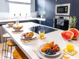 Liquorice Lodge- 2 bed & parking، فندق في كاسيلفورد