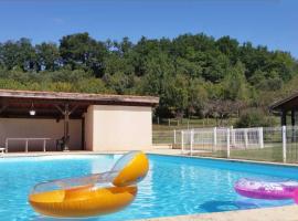 Seuls en Pleine Nature - Gîte la Côte Blanche, hotel com piscinas em Puygaillard-de-Quercy