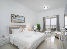 Serene Studio & Sea View & Brand New Listing, ваканционно жилище в Рас ал-Хайма