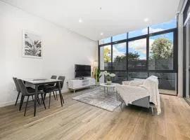 Burwood stunny apt with Parking Train&Shopping