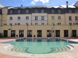 Disneyland Deluxe flat, outside pool, Climatisation, 1 min to Disney Parks, hotel with pools in Serris