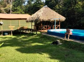 Jungle Explorer Lodge, poilsiautojų namelis mieste Mazán