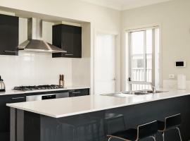 Jordan Spring Sweet 5 Br -Close to Shops&Parks, ξενοδοχείο σε Kingswood