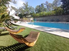 Villa au calme avec piscine chauffée, villa en Saint-Paul-en-Forêt