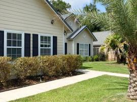 Spacious Home near Gulf Shores & Orange Beach, hotelli kohteessa Foley