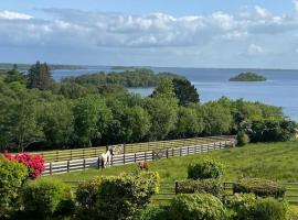 Hillcrest Lodge, Private apartment on Lough Corrib, Oughterard, kalnų namelis Golvėjuje