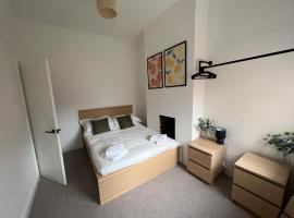 Altrincham Terrace - 2 Bedroom House - Free Parking - Sleeps 6 - Near Tram Stop, hotel near Altrincham Market, Manchester