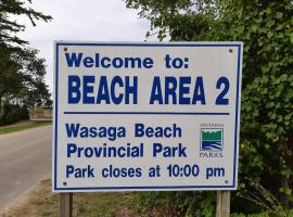 The Beach 2 Cottage - Wasaga Beach ON, atostogų namelis mieste Vosaga Bičas