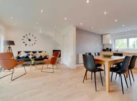 Pass the Keys 49 Byron Square Modern and Spacious 3 Bed Home with Free Parking