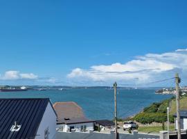 Sea View Luxury 5 Star Cottage Near Milford Marina – dom przy plaży w mieście Pembrokeshire