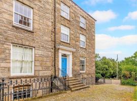 Penryn, Cornwall, Spacious Townhouse with Private Parking, hótel í Penryn