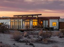 Panoramic Heaven - Luxury Designer Property w Spa, holiday home in Joshua Tree