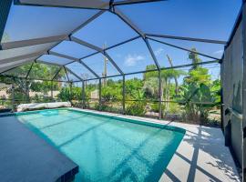 Englewood Oasis with Screened Lanai and Outdoor Pool!, hotel amb aparcament a Englewood