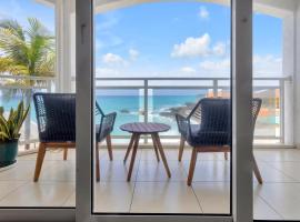 Maho Beach Studio Getaway, Oceanfront, hotel con spa en Maho Reef