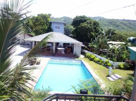 Beachfront Mansion and Seascape Villas Calatagan with Outdoor Pool, cabaña o casa de campo en Calatagan