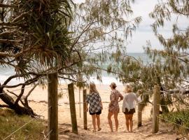 Stones Throw To Shelly Beach, Pet Friendly!, cottage in Caloundra