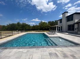 Luxury Ranch Retreat With Swimming Pool, viešbutis mieste Anna