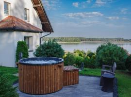 Dom na wzgórzu z widokiem na jezioro z balią i sauną，Lipnica的飯店