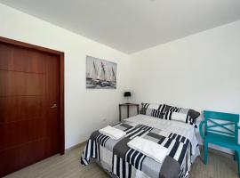 Brand new Holiday Villa - 3 bedroom 4 bathroom, hotelli Bañosissa