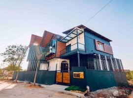 Cliff362 - Luxurious shipping container villa, hotel in Jigani