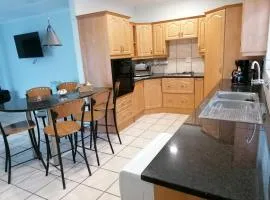 Travellers Treat - 8 Sleeper House minutes from the beach!