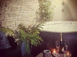 Logement cosy avec piscine et jacuzzi privatifs, Hotel in Saint-Dolay