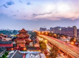 Happy Dragon Alley Hotel-In the city center with big window&free coffe, Fluent English speaking,Tourist attractions ticket service&food recommendation,Near Tian Anmen Forbiddencity,Near Lama temple,Easy to walk to NanluoAlley&Shichahai