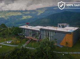 SaffronStays Glasshouse Celeste, Ranikhet - luxurious glass villa with breathtaking views, hotel v destinaci Bhatrojkhan